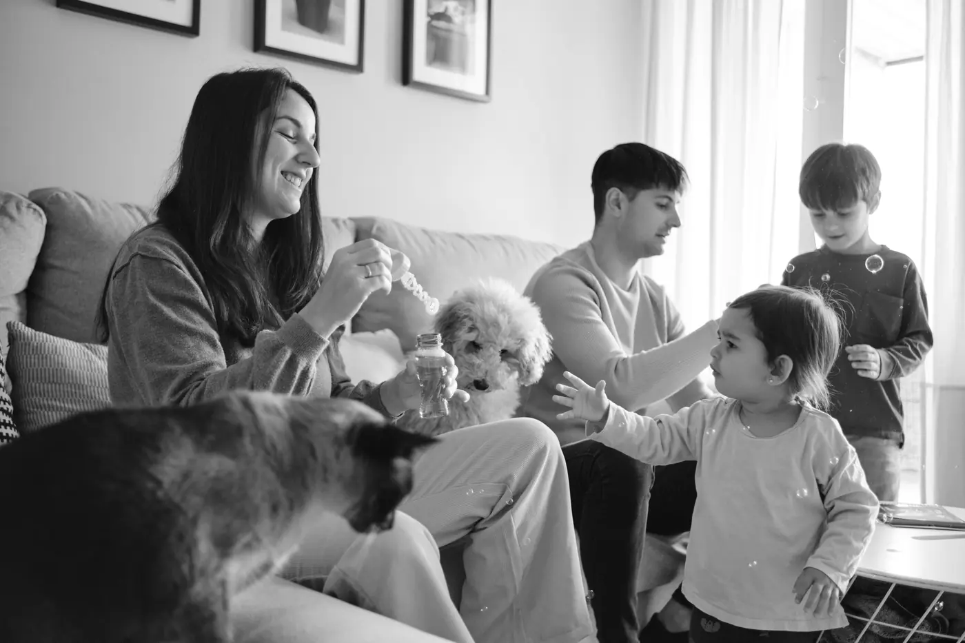 Familia compartiendo en casa