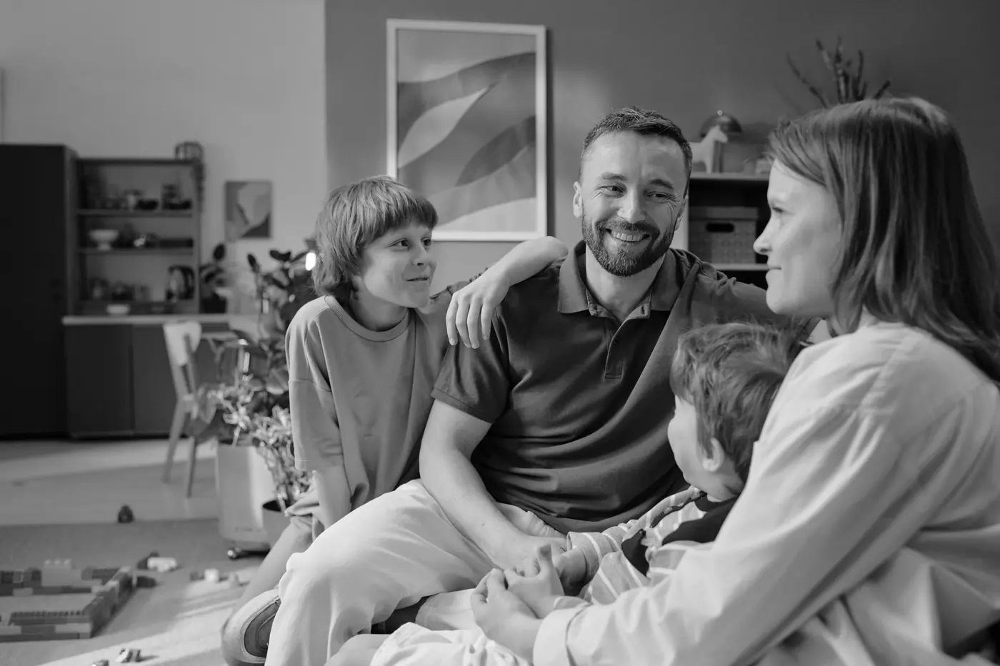 Familia reunida en la sala